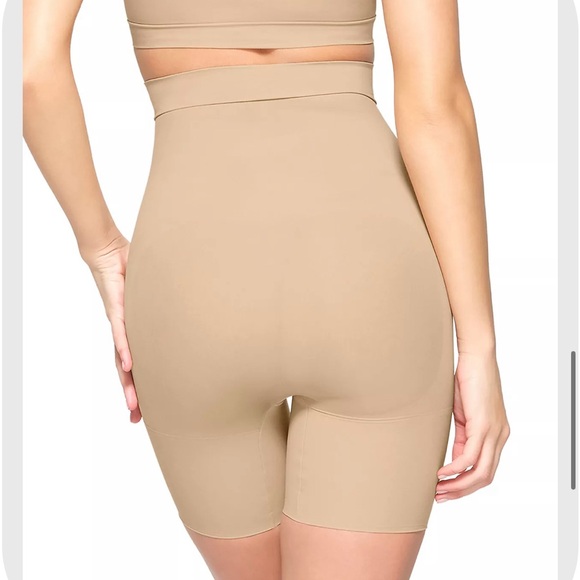 SKIMS SEAMLESS SCULPT
MID THIGH SHORT Size Small New without tags $38 - Picture 4 of 11